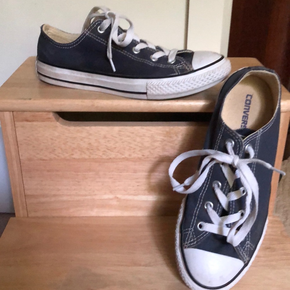 Converse low top Navy Blue tennis shoes Size 2.5